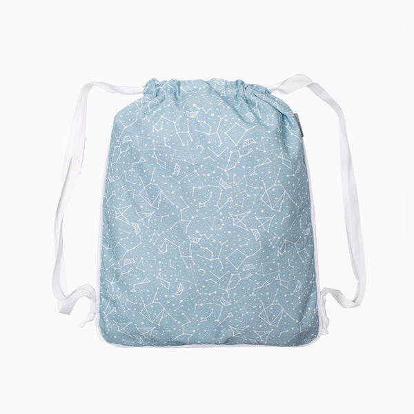 mochila infantil azul claro con dibujo de constelaciones en blanco  con cordon 